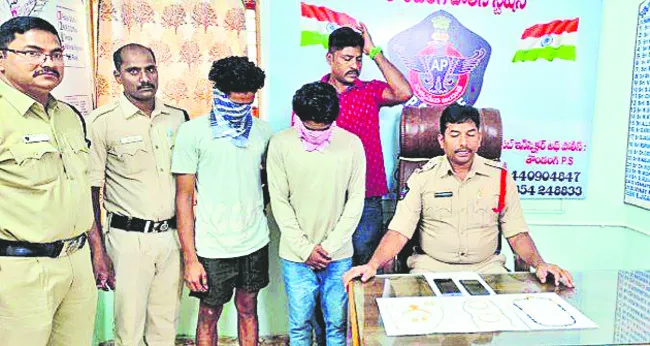 చోరీ కేసులో ఇద్దరి అరెస్టు