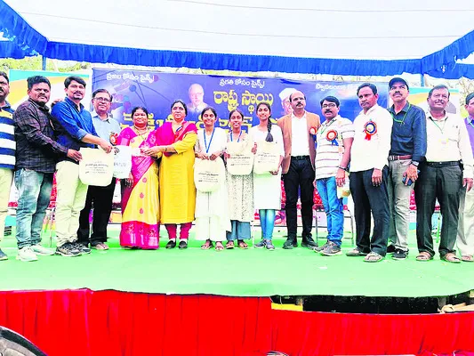 ● పోటీ పరీక్షలకు సిద్ధం చేస్తూ..