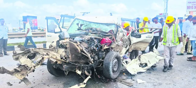 కంటైనర్‌ను ఢీకొట్టిన కారు 