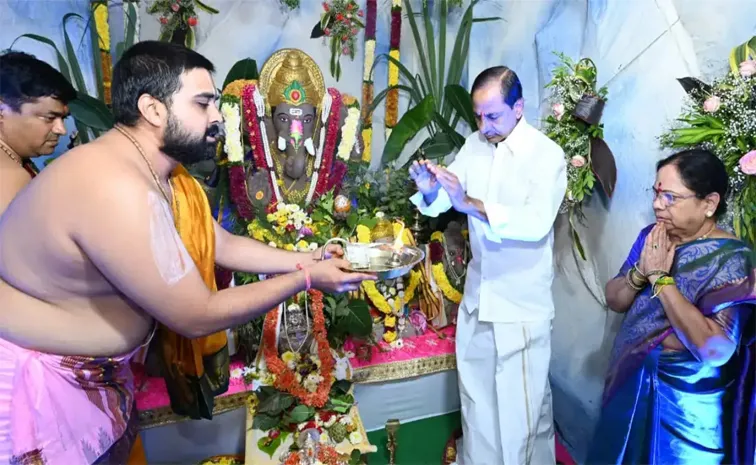 KCR Family Special Pooja At erravelli Farm House
