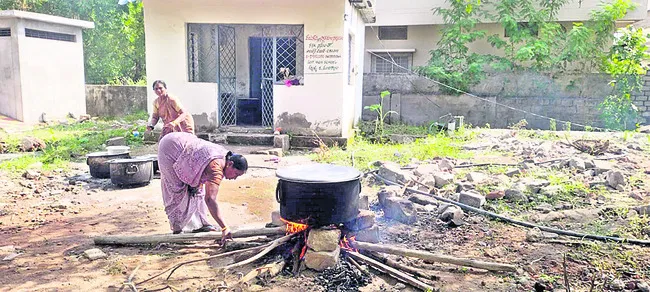 కట్టెల పొయ్యిలపైనే ‘మధ్యాహ్నం’ వంట