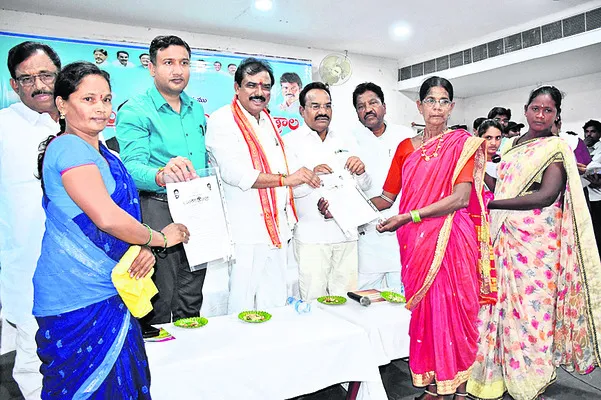 ఆదివాసీల సొంతింటి కల నెరవేరుస్తాం