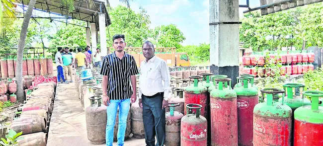 గ్యాస్ ఫిల్లింగ్ ఫ్యాక్టరీలో తనిఖీలు