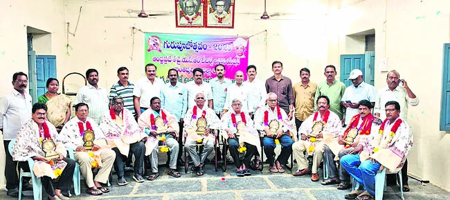 విశ్రాంత గురువులను సన్మానించిన వైఎస్సార్టీఏ