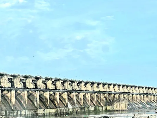 ఎస్సారెస్పీ వరద గేట్ల మూసివేత