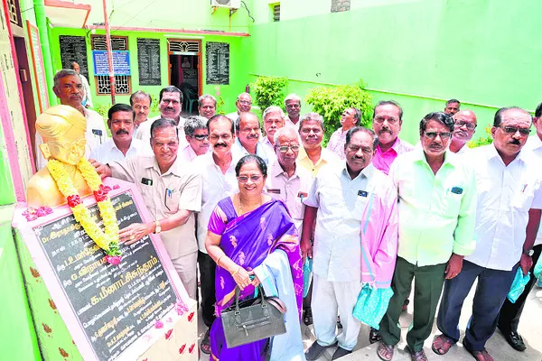 సర్వేపల్లికి ఘన నివాళి 