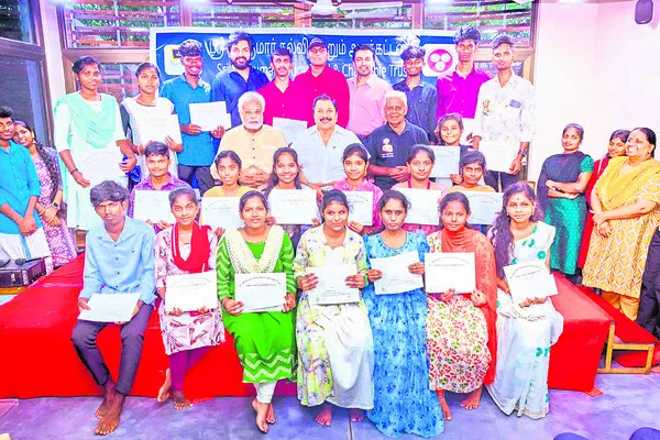 విద్యార్థులకు ఆర్థిక సాయం