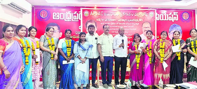 ఉద్యోగుల సమస్యలు పరిష్కరించాలి