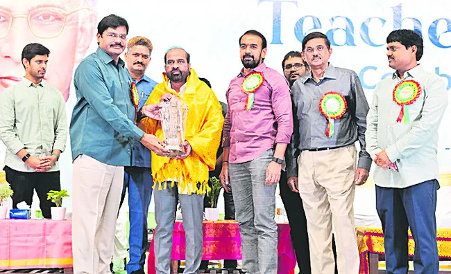 యువత భుజస్కంధాలపై భారత్ భవిత
