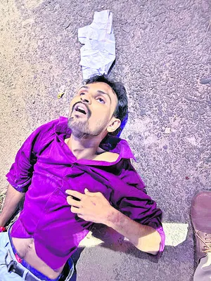 బైక్ అదుపు తప్పి ప్రైవేట్ అధ్యాపకుడి దుర్మరణం