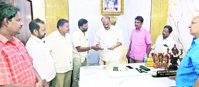 చాలీచాలని జీతాలతో పనిచేస్తున్నాం