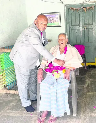 గురువుకు రిటైర్డు జడ్జి పాదాభివందనం 