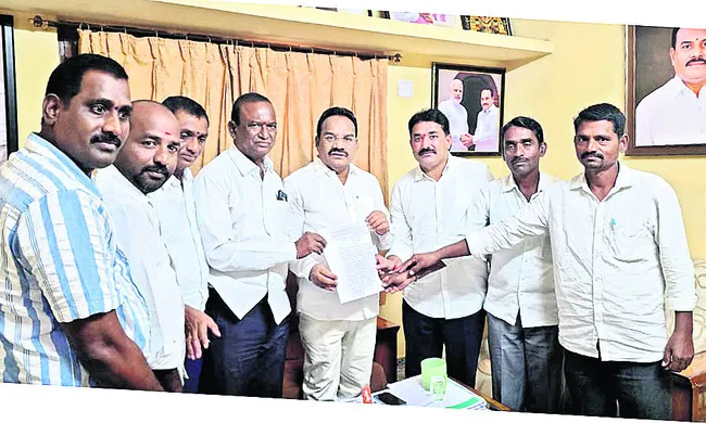 సమస్యలపై ఎంపీకి వినతి
