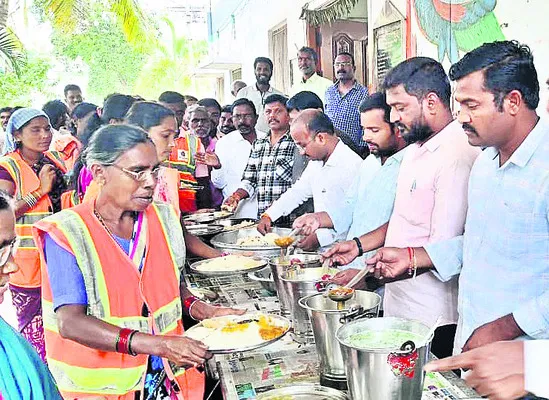 ముచ్చటగా మూడు లక్షల మంది!