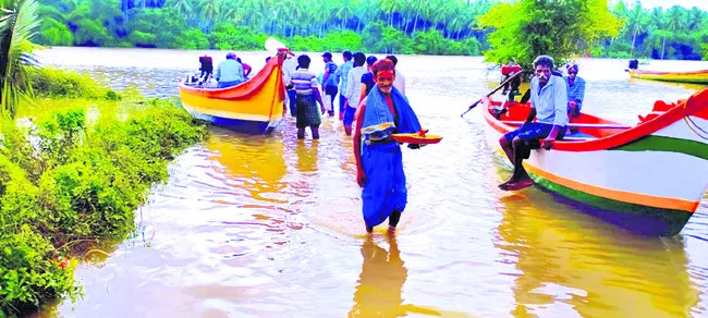 వరద ముంపులోనే కనకాయలంక ప్రజలు