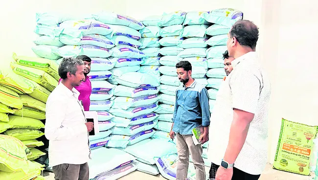 632 బస్తాల ఎరువులు సీజ్