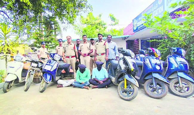 విలసాలాలకు అలవాటు పడి మోటారు సైకిళ్ల చోరీ