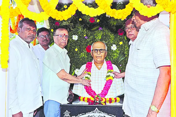 గురువుకు విగ్రహం! 