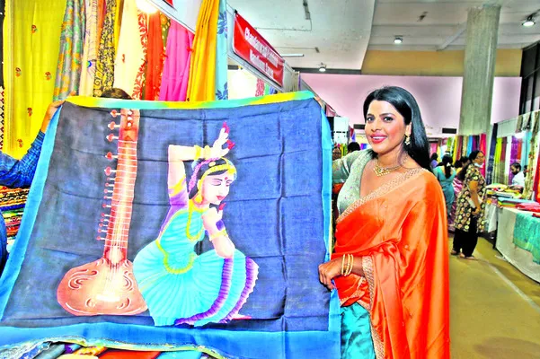ఆకట్టుకుంటున్న వస్త్ర ప్రదర్శన 