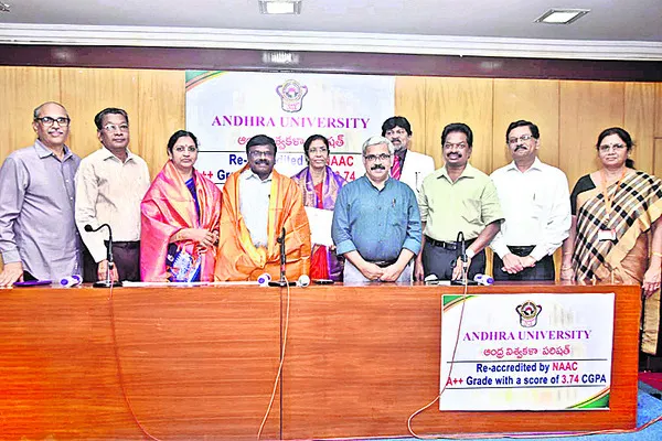 ఏయూ ఆచార్యులకు అవార్డులు