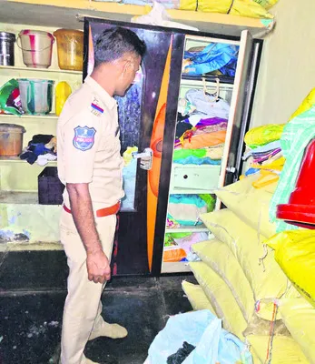 తాళం వేసి ఉన్న ఇంట్లో చోరీ