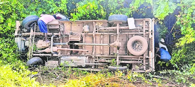 శ్రీశైలం ఘాట్‌ రోడ్డులో ప్రమాదం 
