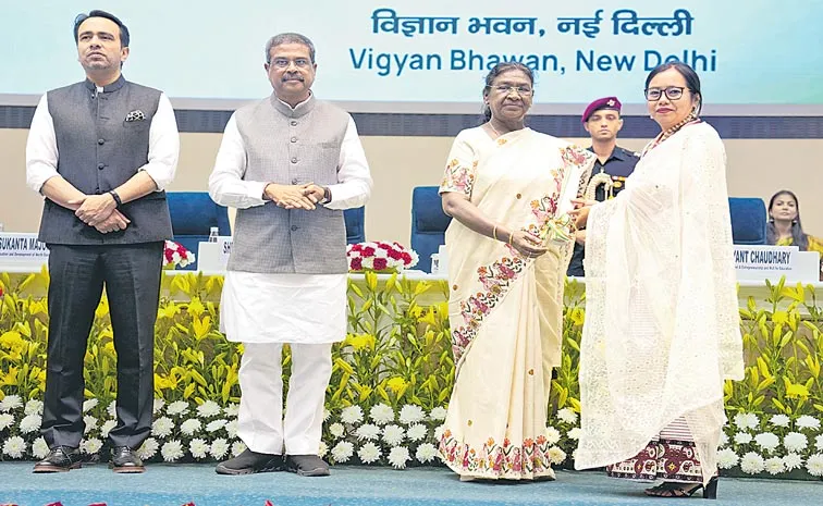 President Droupadi Murmu honours teachers with National Awards