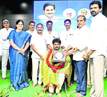 వైఎస్