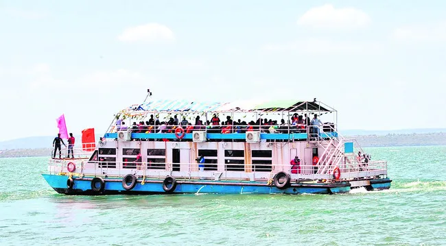  ఆ వైపు పడవెళ్లిపోతుంది..
