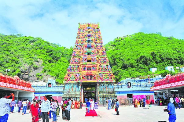 దసరా ఆర్జిత సేవల్లో కోతలు