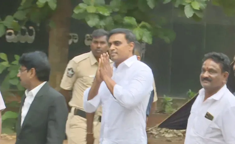 Ysrcp Mp Mithun Reddy Released From Rajahmundry Central Jail