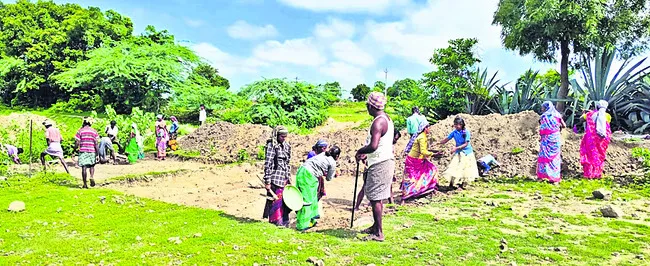 ‘ఉపాధి’ కూలీల వేతన వెతలు