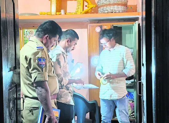 వినాయకుడి పూజకు వెళ్లొచ్చేలోగా ఇంట్లో చోరీ
