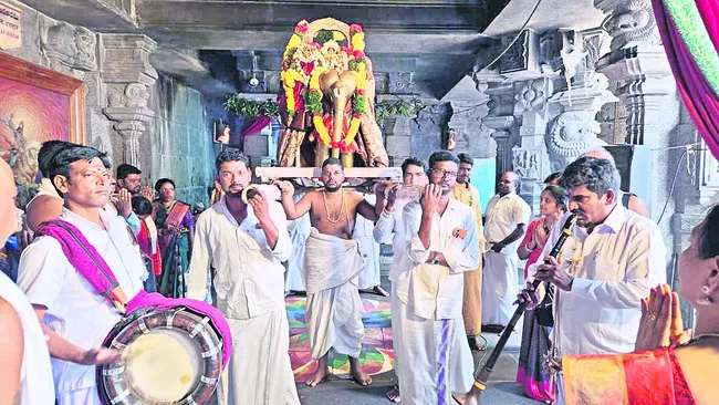 కనుల పండువగా గజవాహన సేవ