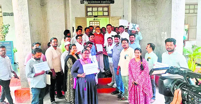 ఉద్యోగుల ఆత్మగౌరవం దెబ్బతీయొద్దు