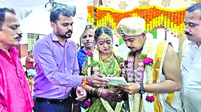 నవ దంపతుల ఆదర్శం