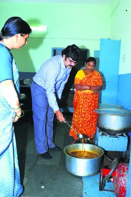 మెనూ ప్రకారం భోజనం అందించాలి