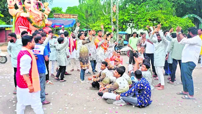 నిరసనల నడుమ గణేష్‌ శోభాయాత్ర
