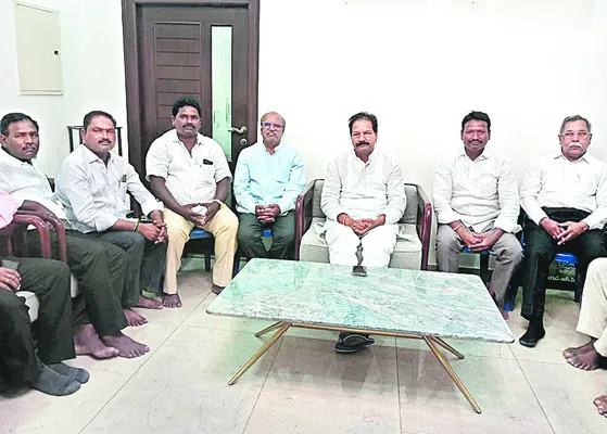 అనుయాయులకు కట్టబెట్టేందుకే మెడికల్ ప్రైవేటు పరం