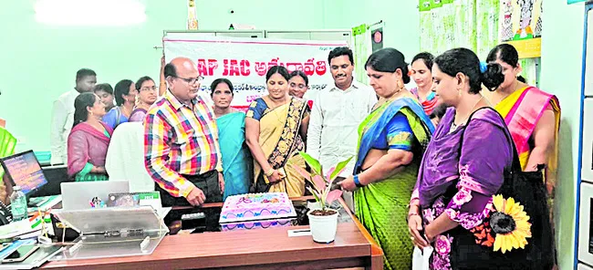 చైల్డ్ కేర్ లీవ్లను అమలు చేయాలి