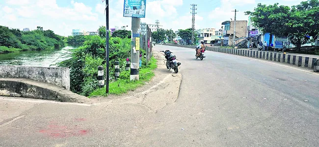 ●నగరంలో..  
