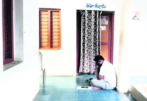 భూ సమస్యపై యువకుడి నిరసన 