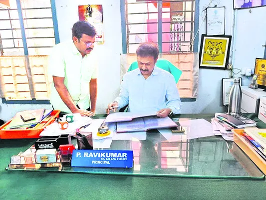 విద్యార్థులు కష్టపడి చదివి ఉన్నత స్థానానికి ఎదగాలి