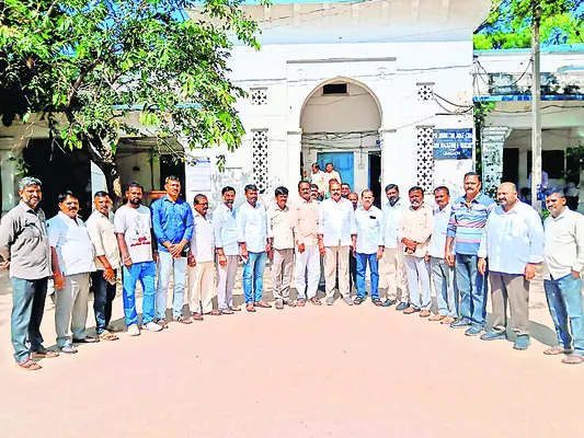 కోర్టుకు హాజరైన ఉద్యమకారులు