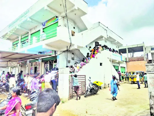 యూరియా కోసం తప్పని నిరీక్షణ