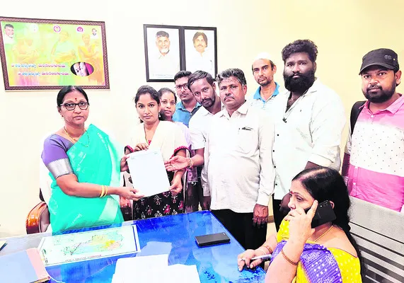ఆందోళన బాటలో 104 ఉద్యోగులు 