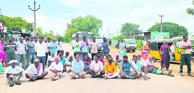 యూరియా కోసం ఆందోళన