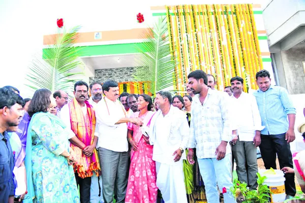 ఇందిరమ్మ ఇళ్లతో పేదోళ్ల ఆత్మగౌరవం నిలబెడతాం 