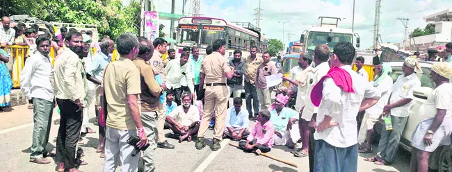 యూరియా కోసం రోడ్డెక్కారు 