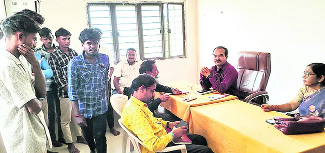 వసతిగృహ విద్యార్థులపై దాడి